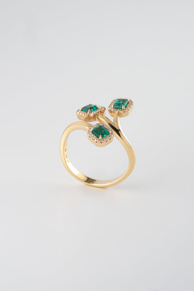 Anillo Sienna Esmeraldas y Diamantes 18k oro amarillo/  Talla: 7 E:0,13 QTS - D:0,07 QTS Nacional