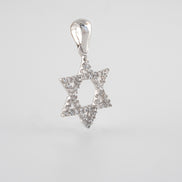 Dije Estrella David Circones Blancos Oro Blanco 18k / NA102 / M: 2 cms x 1,3 cms / P: 1,1 gr