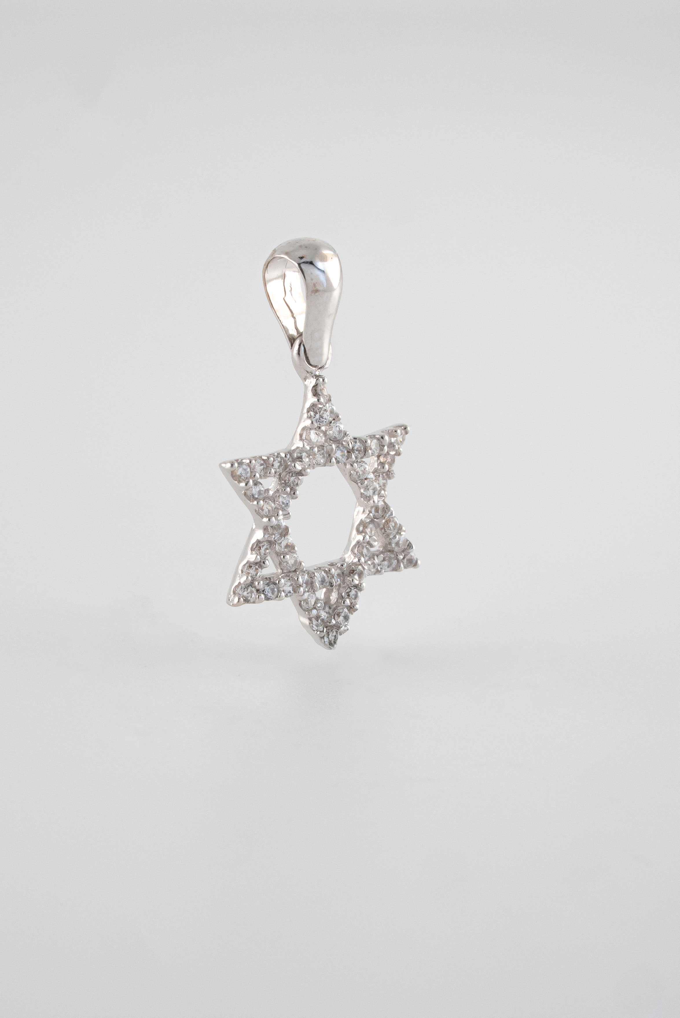 Dije Estrella David Circones Blancos Oro Blanco 18k / NA102 / M: 2 cms x 1,3 cms / P: 1,1 gr
