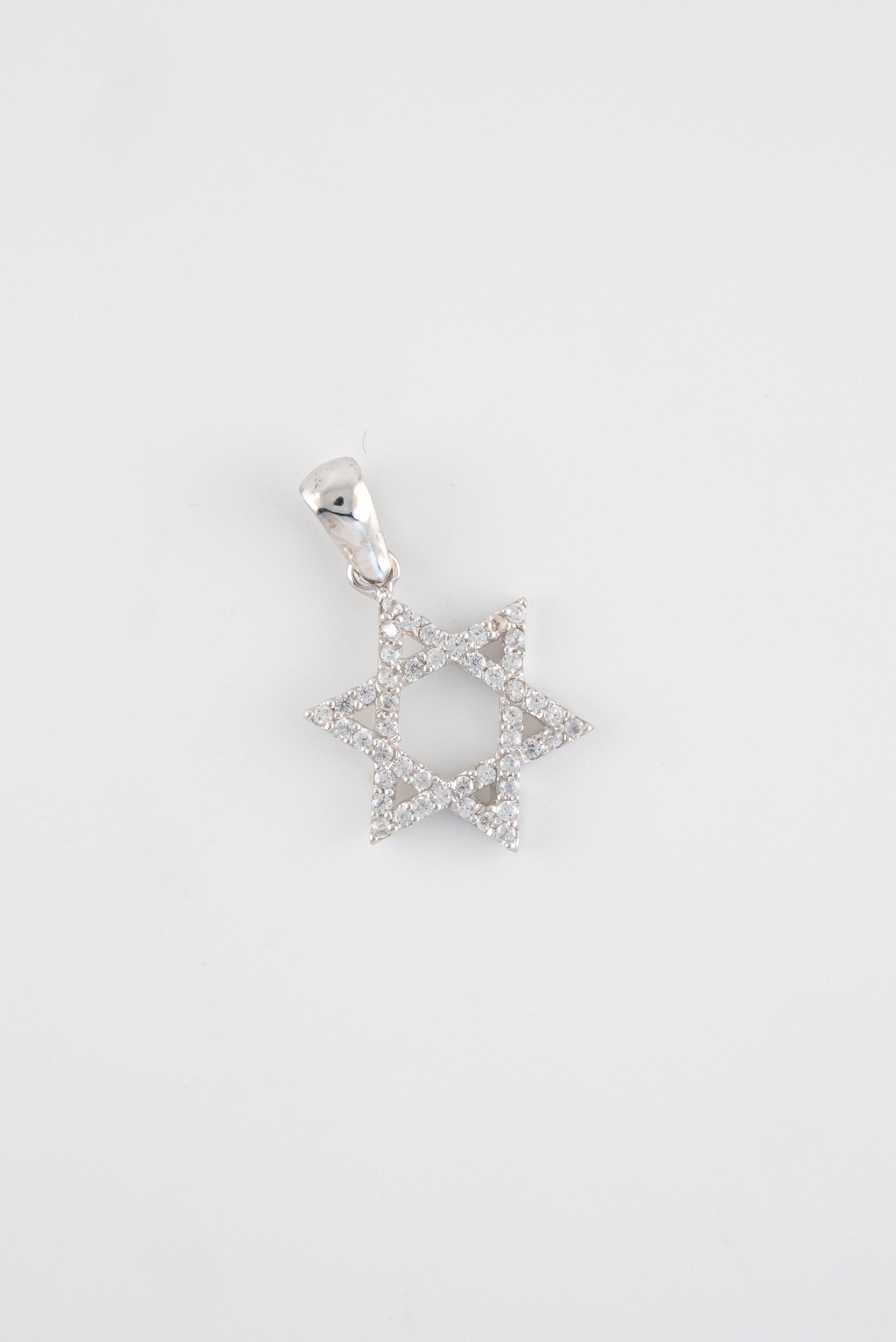 Dije Estrella David Circones Blancos Oro Blanco 18k / NA102 / M: 2 cms x 1,3 cms / P: 1,1 gr