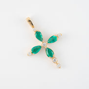 Dije Cruz Esmeralda y Diamantes Oro Amarillo 18k / DED51 / E:1,14 quilates D:0.26 quilates / M: 3,5 cms x 2,3 cms