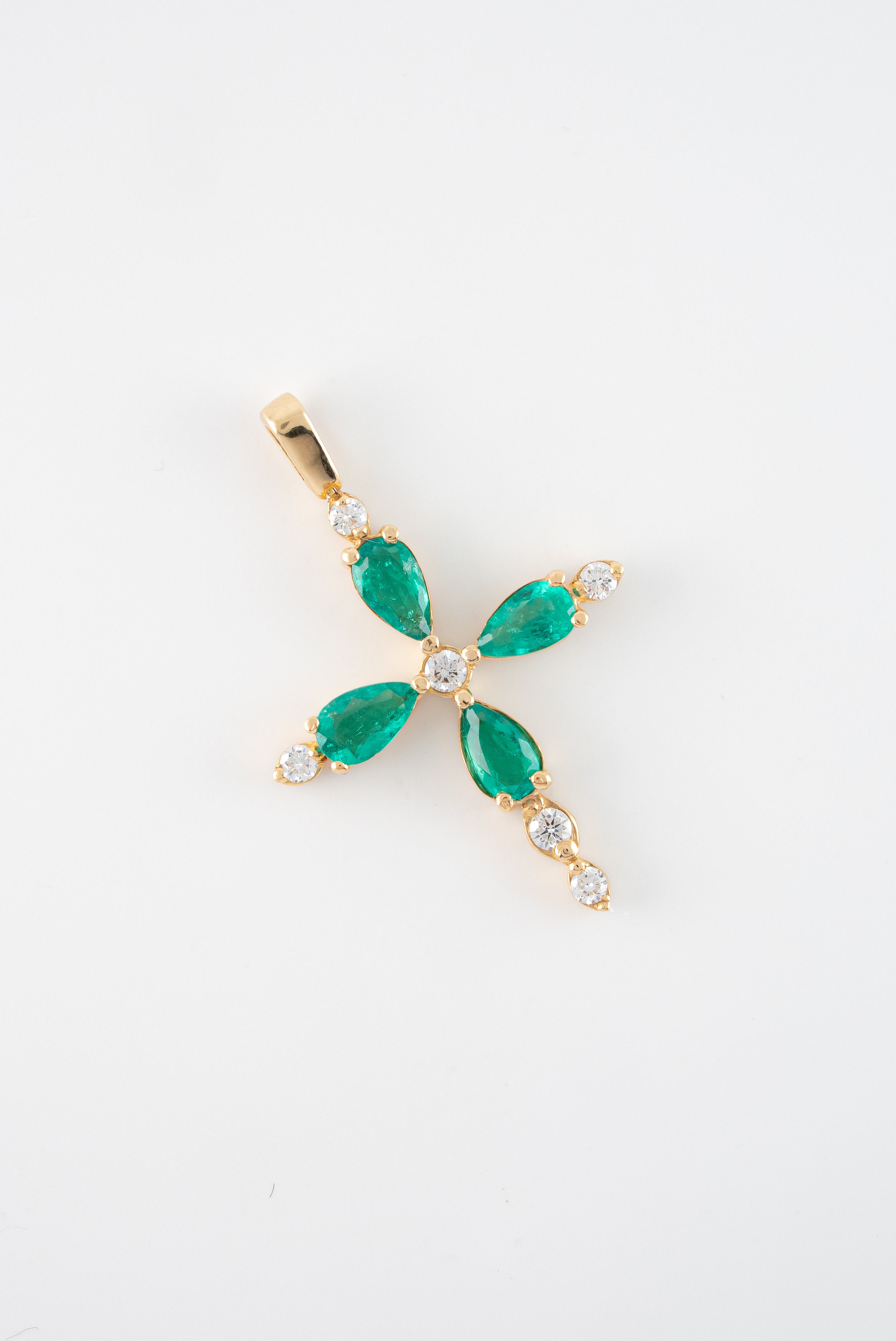 Dije Cruz Esmeralda y Diamantes Oro Amarillo 18k / DED51 / E:1,14 quilates D:0.26 quilates / M: 3,5 cms x 2,3 cms