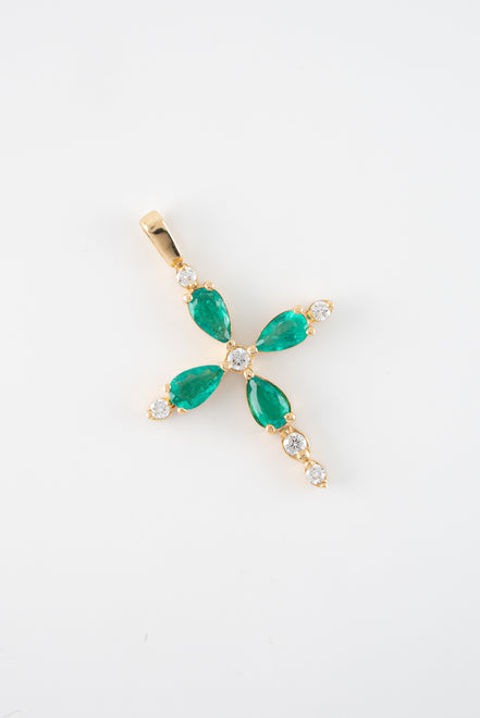 Dije Cruz Esmeralda y Diamantes Oro Amarillo 18k / DED51 / E:1,14 quilates D:0.26 quilates / M: 3,5 cms x 2,3 cms
