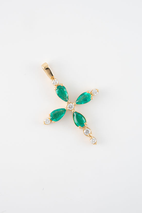 Dije Cruz Esmeralda y Diamantes Oro Amarillo 18k / DED51 / E:1,14 quilates D:0.26 quilates / M: 3,5 cms x 2,3 cms