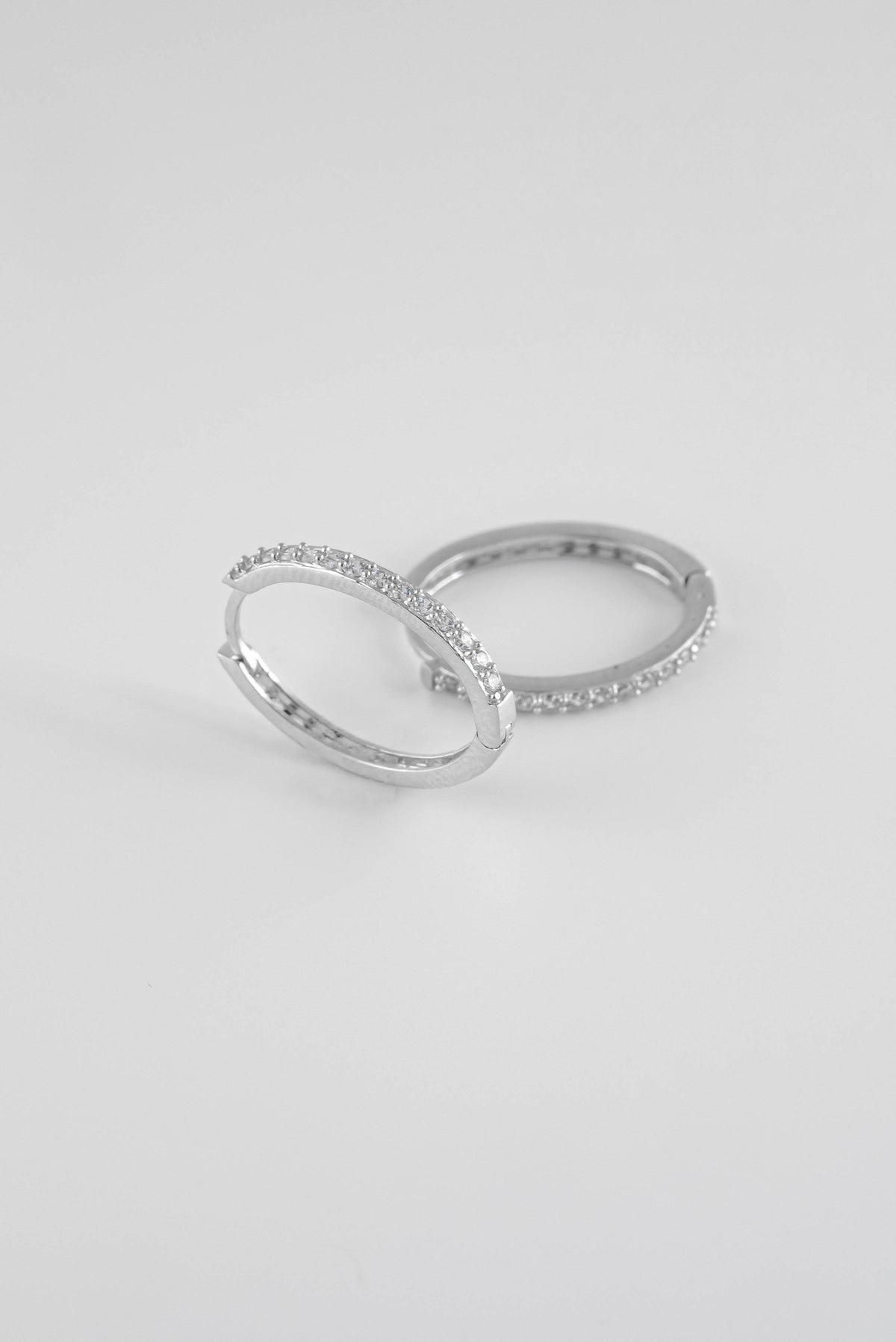 Candongas Ovalada Circones Oro Blanco 18k / NA08 / M: 1.3 cms / P: 1.8 gr