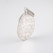 Dije San Benito Oro Blanco 18k / NA102 / M: 2,3 cms / P: 5,8 gr