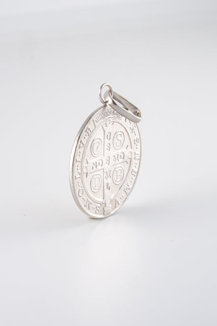 Dije San Benito Oro Blanco 18k / NA102 / M: 2,3 cms / P: 5,8 gr