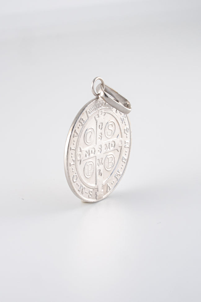 Dije San Benito Oro Blanco 18k / NA102 / M: 2,3 cms / P: 5,8 gr