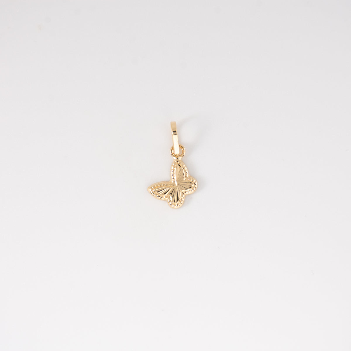 Dije Mariposa Diamantada Oro Amarillo 18k / NA102 / M: 1.5 cms x 1 cm / P: 0.4 gr
