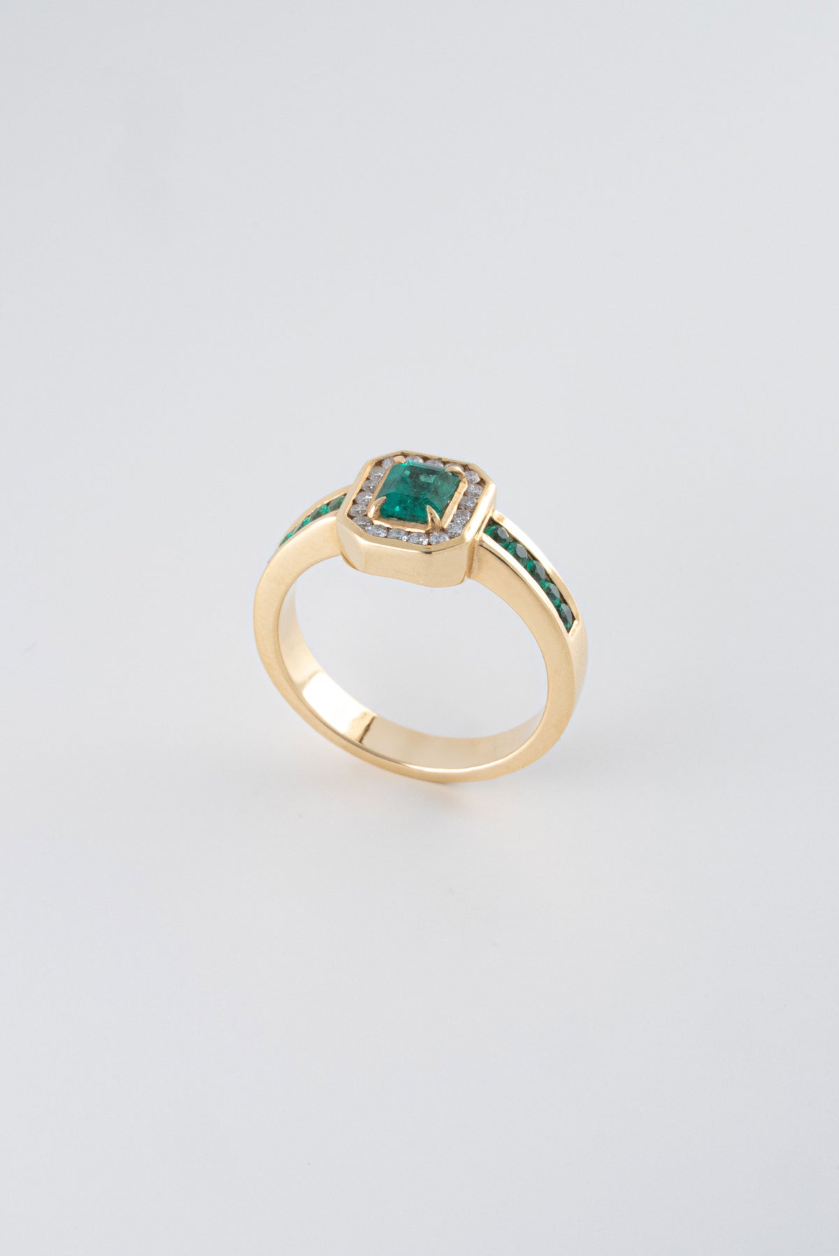 Anillo Esmeralda  y Diamanres Oro Amarillo 18k / AED29 / T: 6.5 /  E: 0,20 quilates - D:0.08 quilates