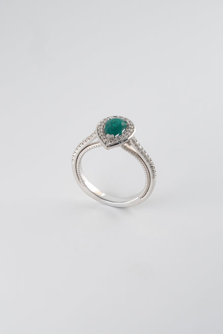 Anillo Irena Esmeralda y Diamantes 18k oro blanco / Talla: 6 Nacional