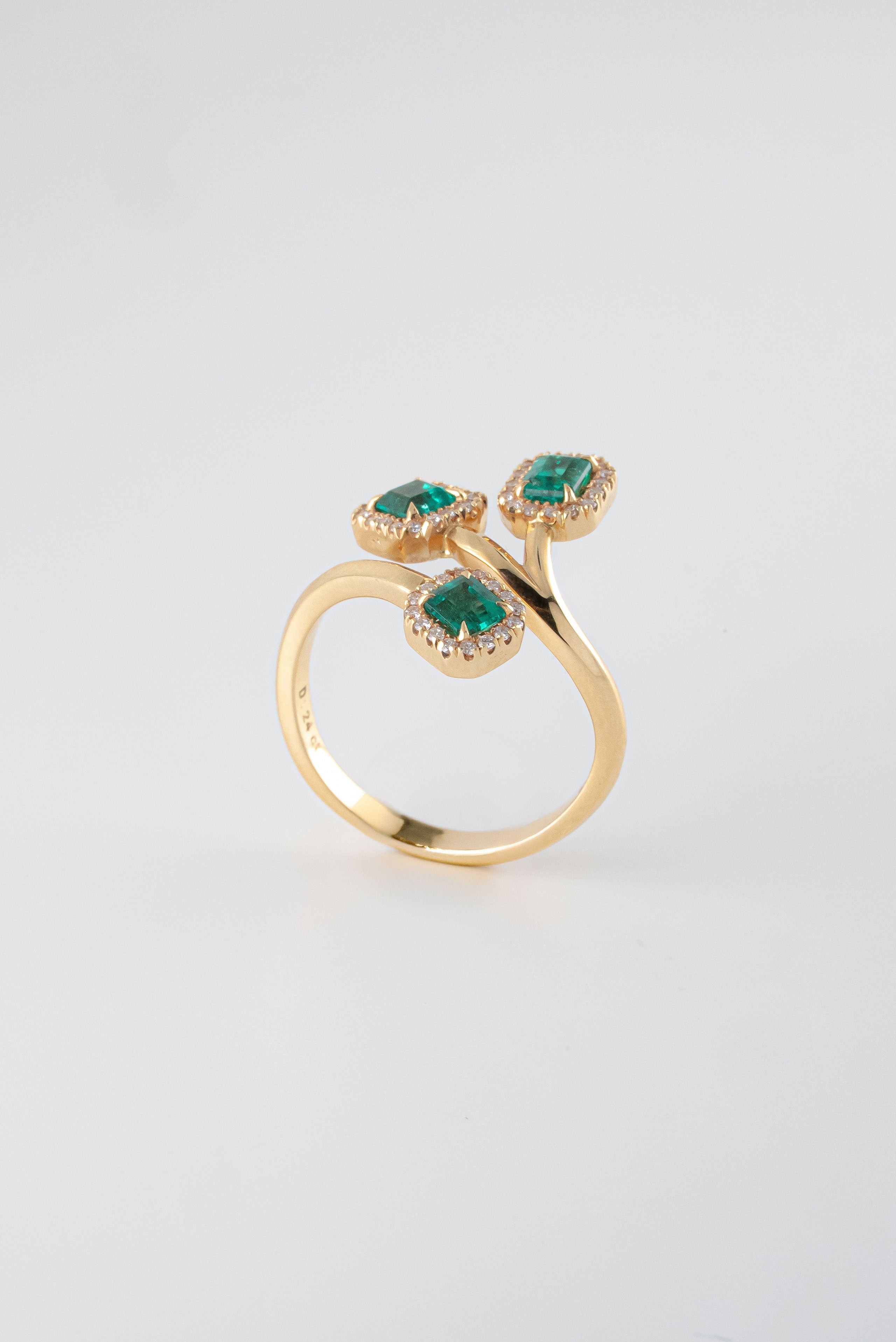 Anillo Esmeralda y Diamantes Oro Amarillo 18k / AED24 / T: 7 / E:0,75  quilates - D: 0.24 quilates