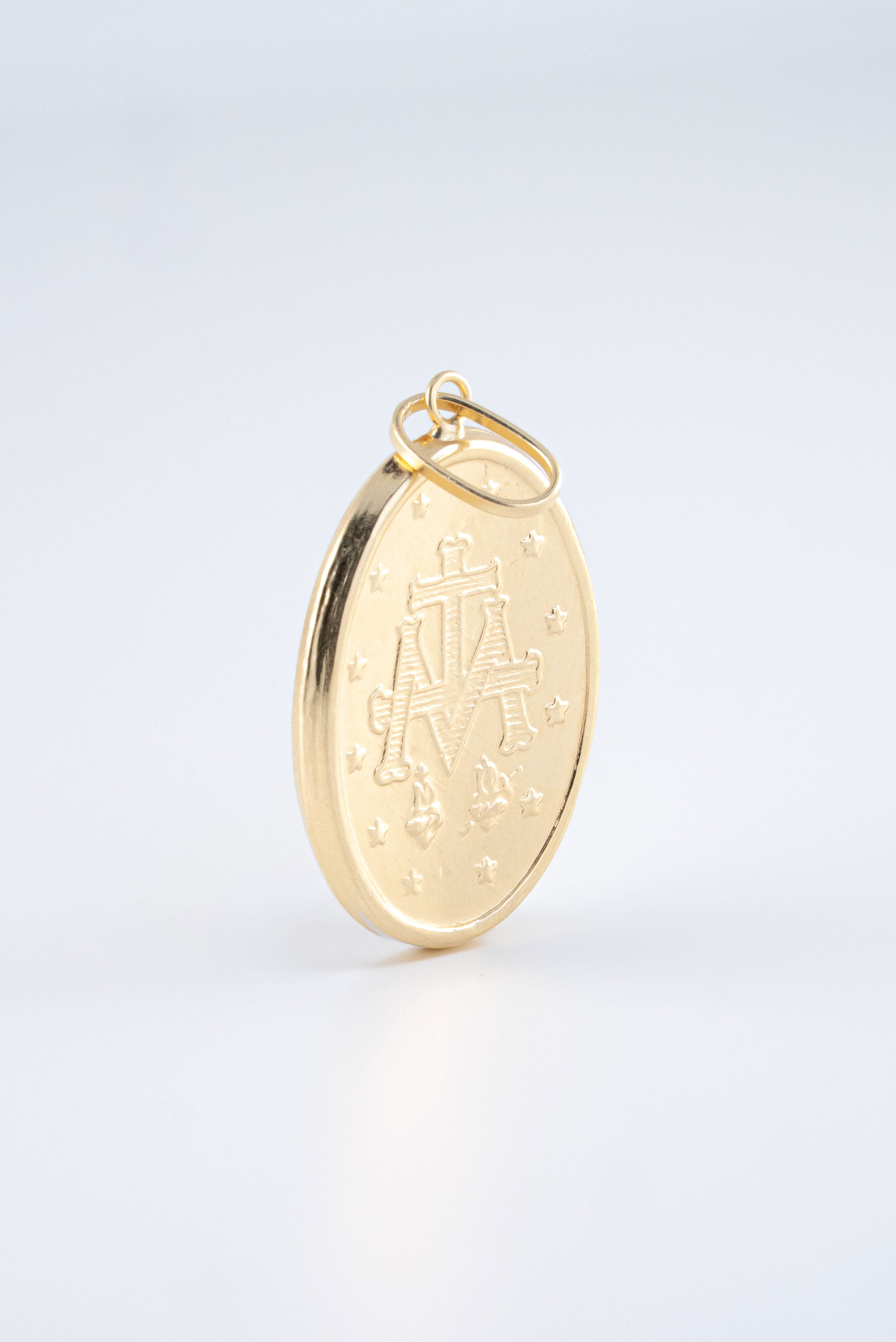 Dije Virgen Milagorsa Lisa Oro Amarilla 18 k /NA102 / M: 3.3 cms x 1,8 cms / P: 2,1 gr