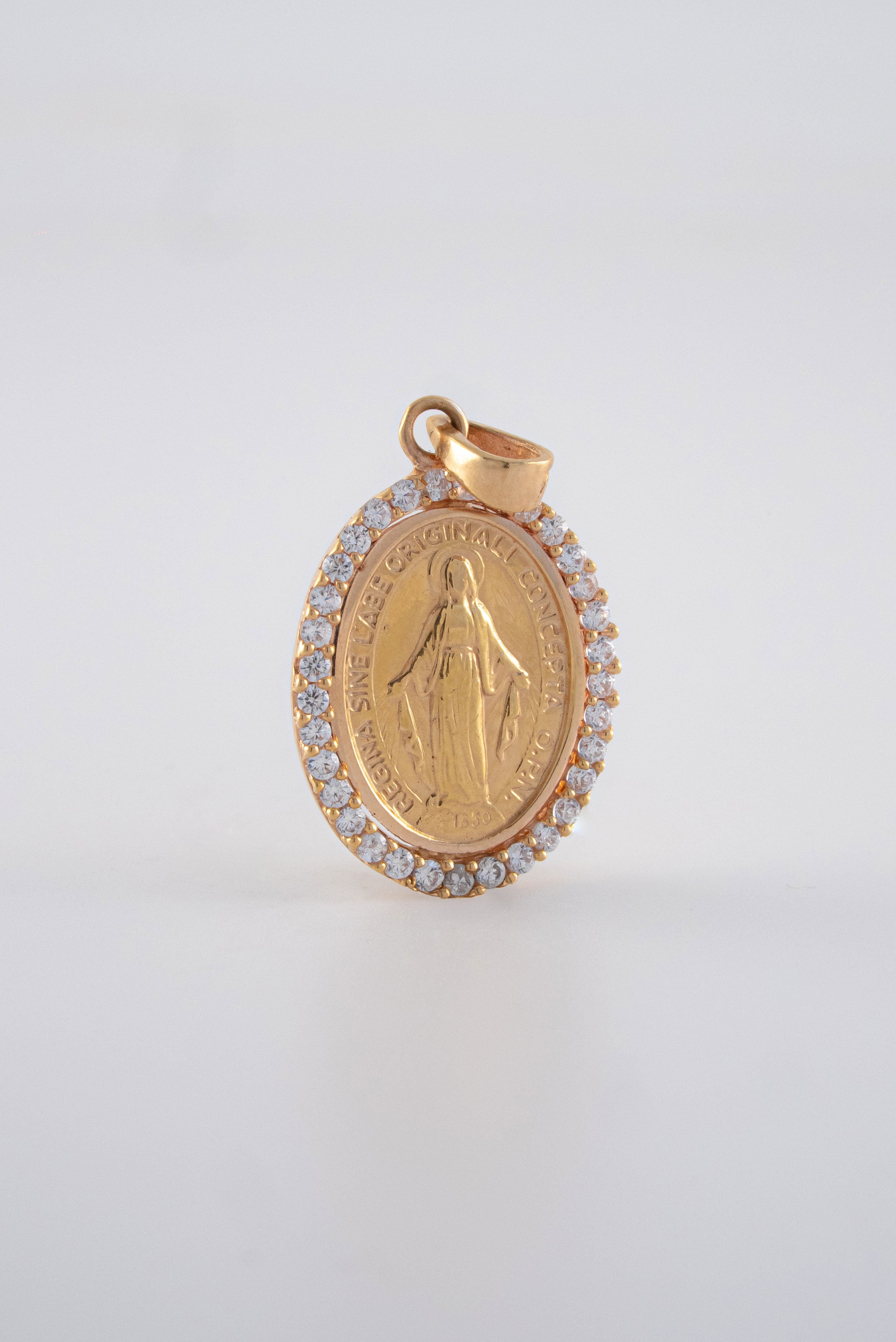 Dije Virgen Milagrosa Circones Oro Rosado 18k /NA102 / M: 2,5 cms x 1,4 cms / P: 2,4 gr