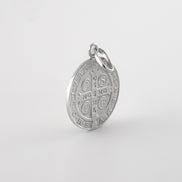 Dije San Benito Oro Blanco 18k / NA102 / M: 1,6 cms / P: 2,7 gr