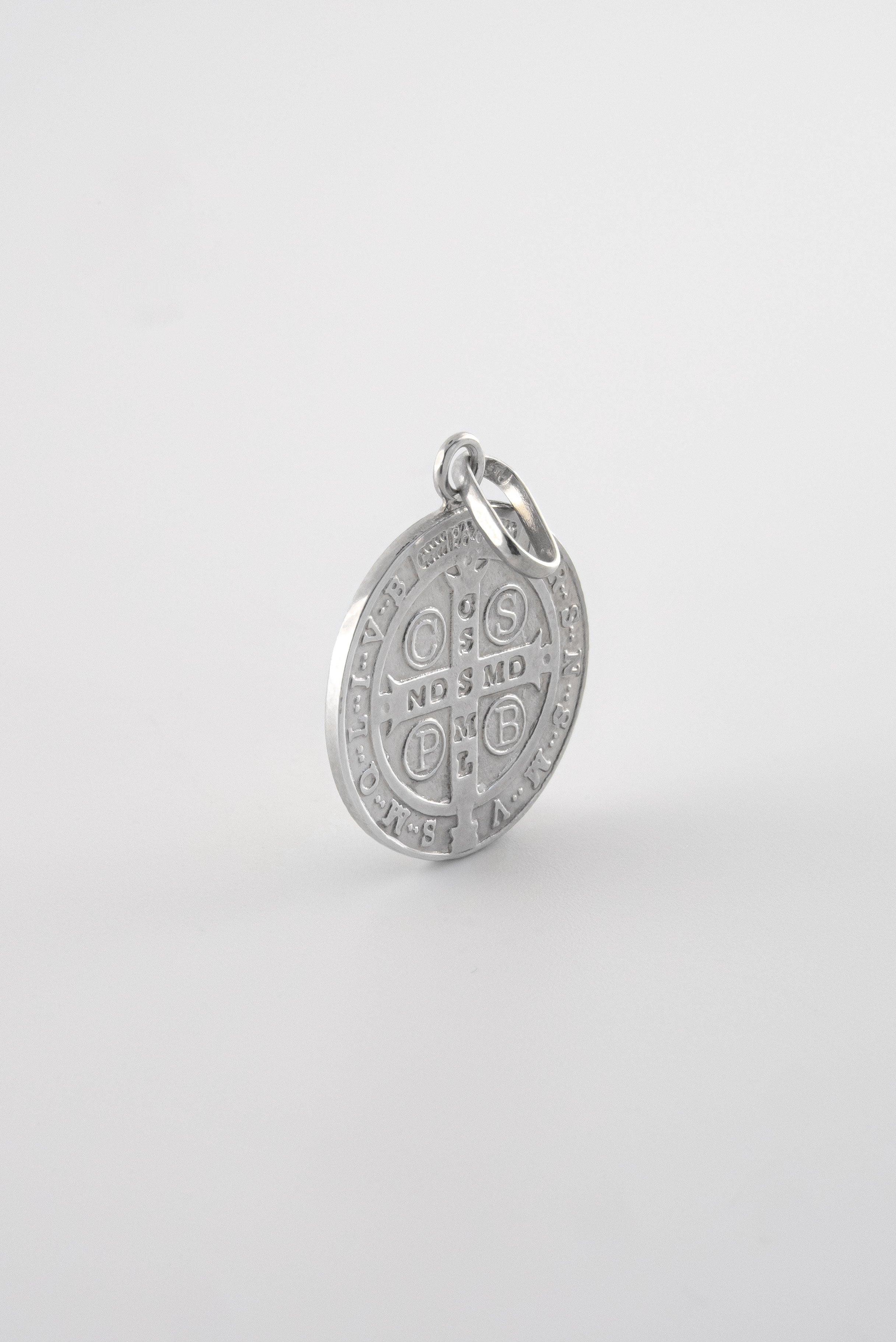 Dije San Benito Oro Blanco 18k / NA102 / M: 1,6 cms / P: 2,7 gr