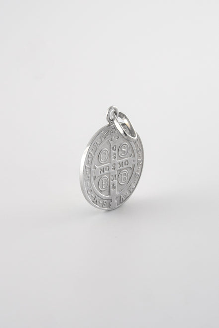 Dije San Benito Oro Blanco 18k / NA102 / M: 1,6 cms / P: 2,7 gr