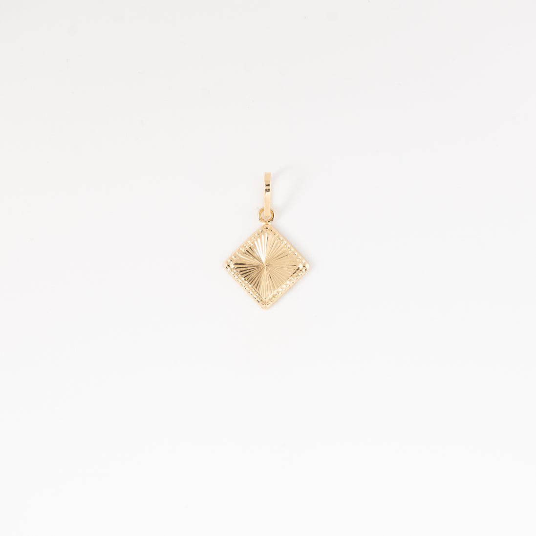 Dije Rombo Diamantado Oro Amarillo 18k / NA102 / M: 2.5 cms x 1.5 cms / P: 0.8 gr