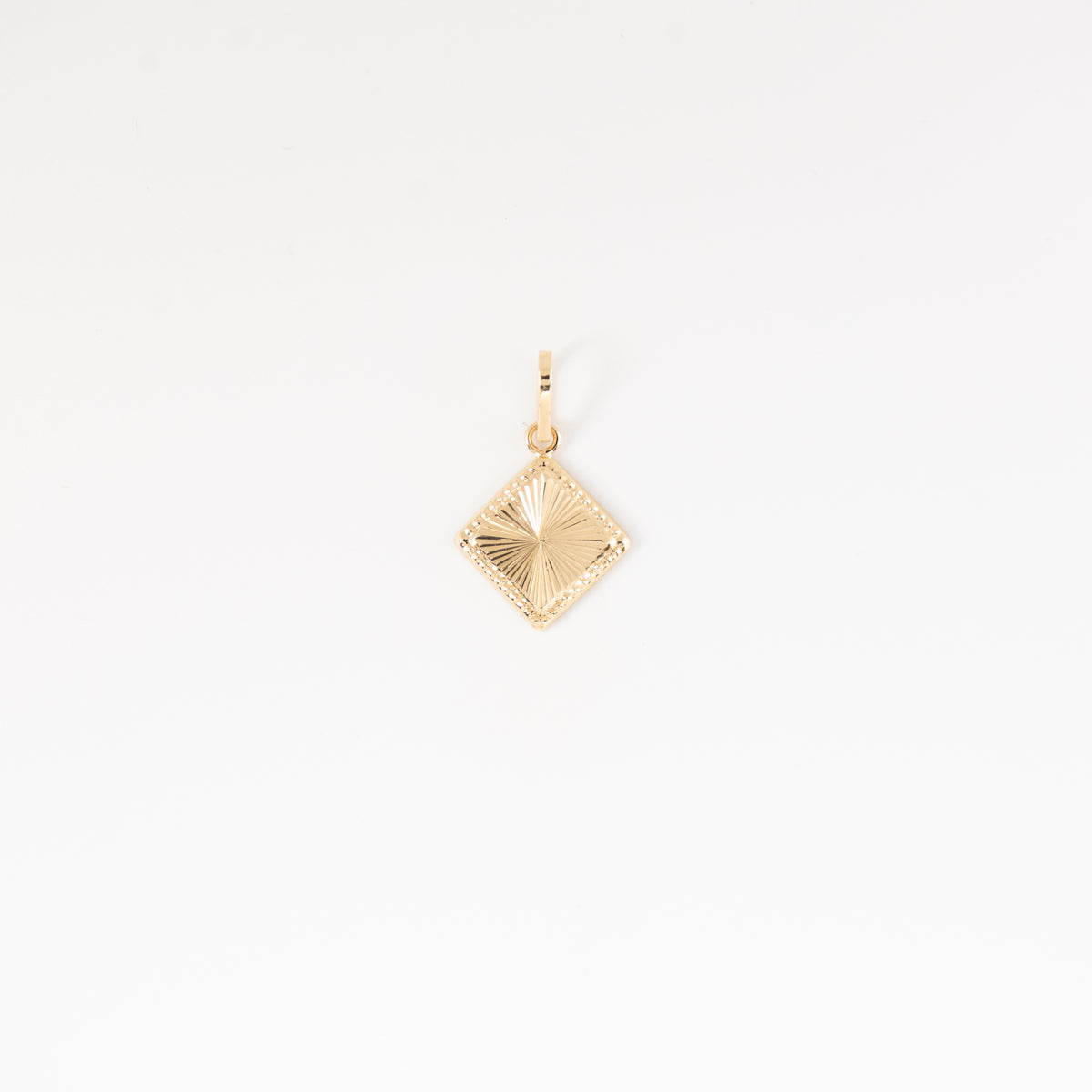 Dije Rombo Diamantado Oro Amarillo 18k / NA102 / M: 2.5 cms x 1.5 cms / P: 0.8 gr