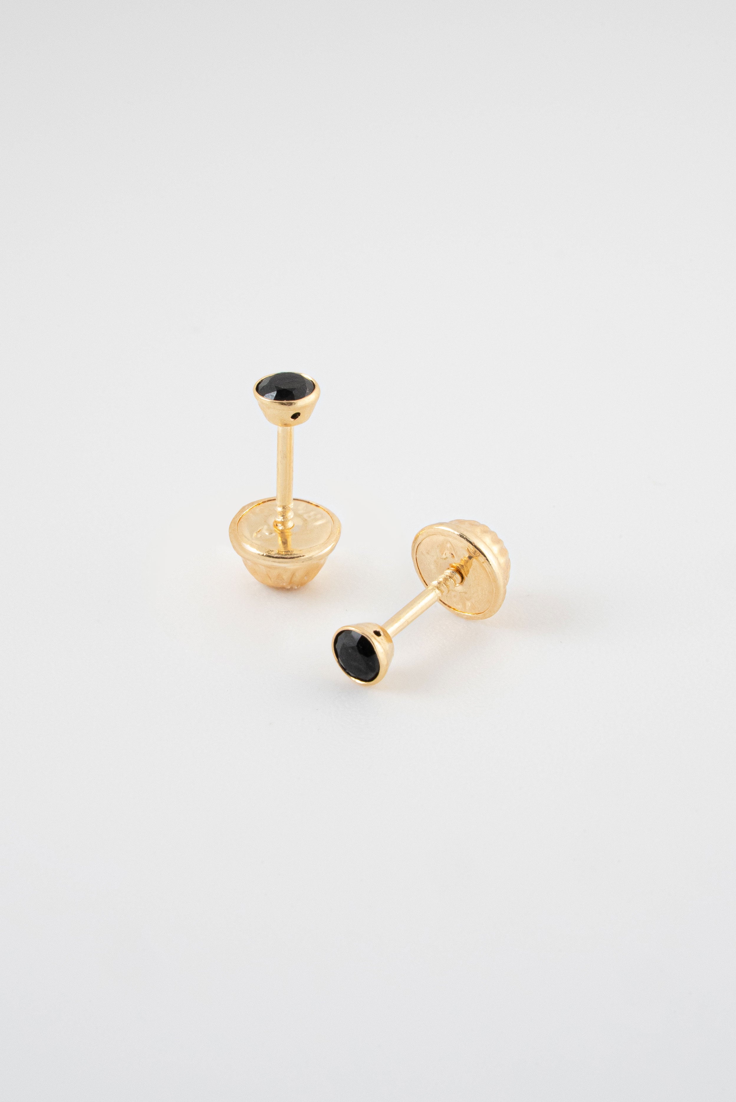 Topos Bisel Circon Negro Oro Amarillo 18k / NA15 / 3 mm x 3 mm  / P: 0,5 gr