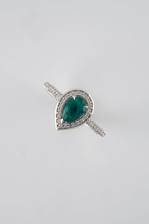 Anillo Irena Esmeralda y Diamantes 18k oro blanco / Talla: 6 Nacional
