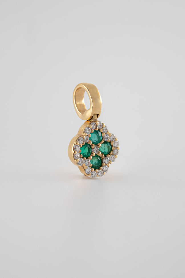 Dije Trebol Esmeradas y Diamantes Oro Amarillo 18k / DED49 / M: 1,5 cms x 1,8 cms