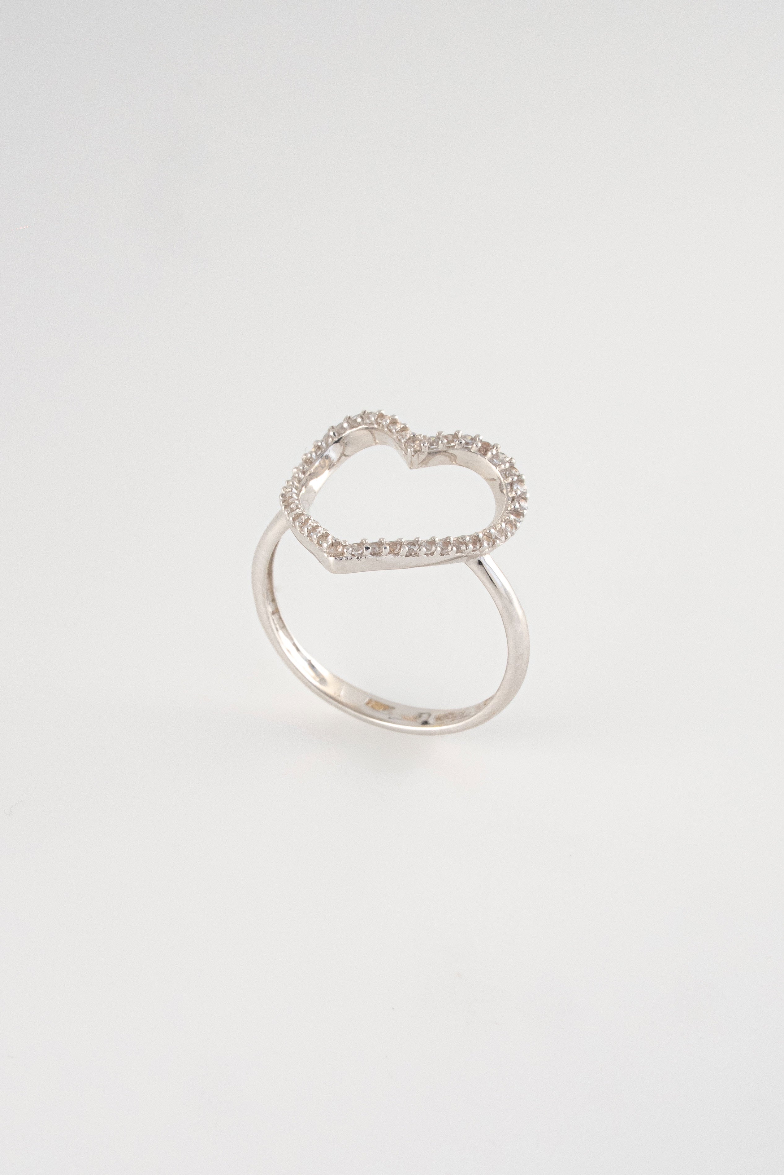 Anillo Corazon Oro Blanco 18k Circones / NA47 / T:6 / P: 2,1 gr