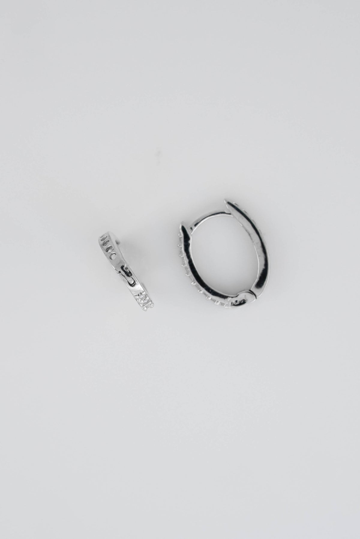 Candongas Ovalada Circones Oro Blanco 18k / NA08 / M: 1 cms / P: 1.3 gr