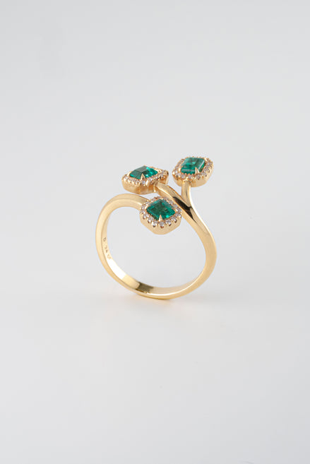 Anillo Sienna Esmeraldas y Diamantes 18k oro amarillo/  Talla: 7 E:0,13 QTS - D:0,07 QTS Nacional