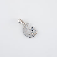 Dije Luna Circones Oro Blanco 18k / NA102 / M: 1,8 gr x 1 cms / P: 0,8 gr