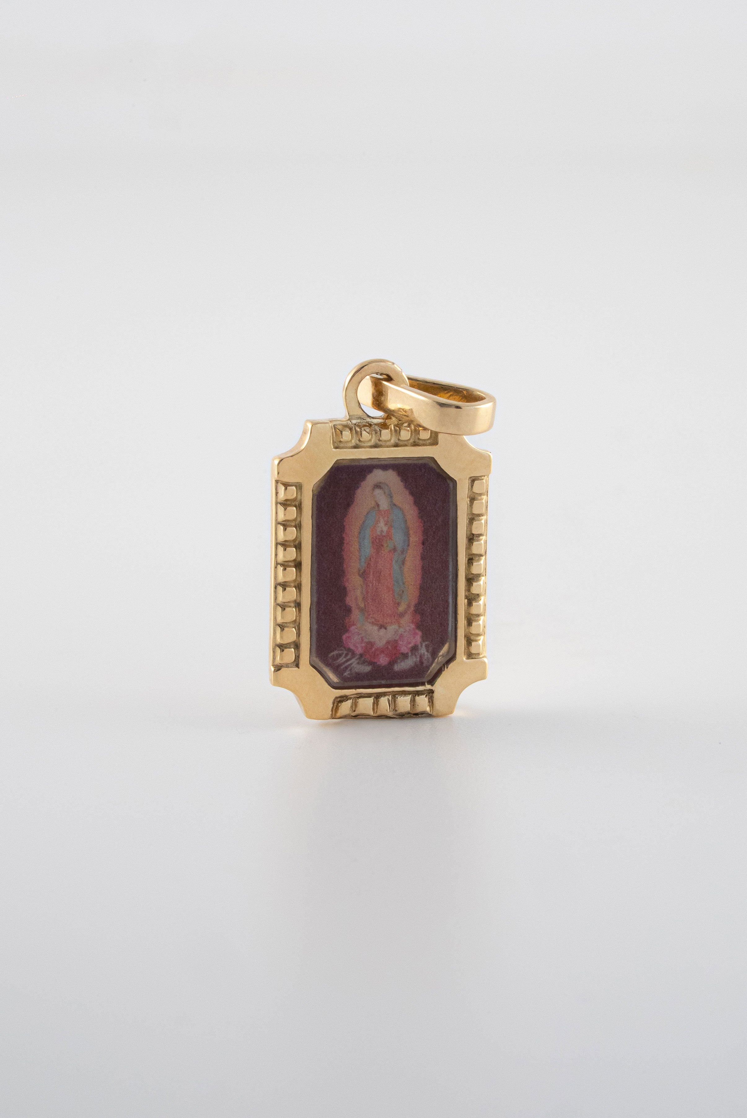 Dije Virgen Guadalupe Oro Amarillo 18k / NA101 / M: 2,5 cms x 1,2 cms / P: 2,8 gr