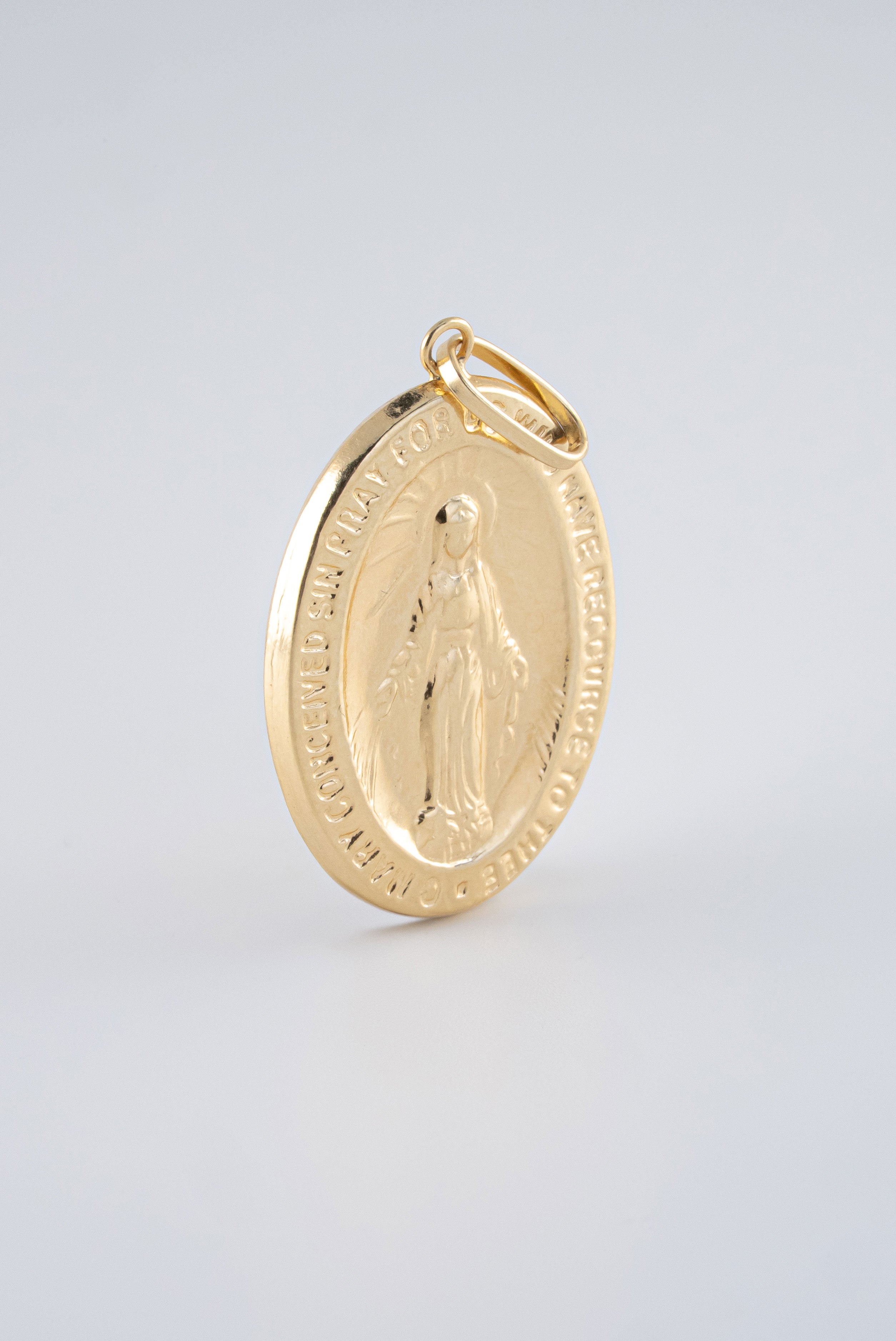 Dije Virgen Milagorsa Lisa Oro Amarilla 18 k /NA102 / M: 3.3 cms x 1,8 cms / P: 2,1 gr