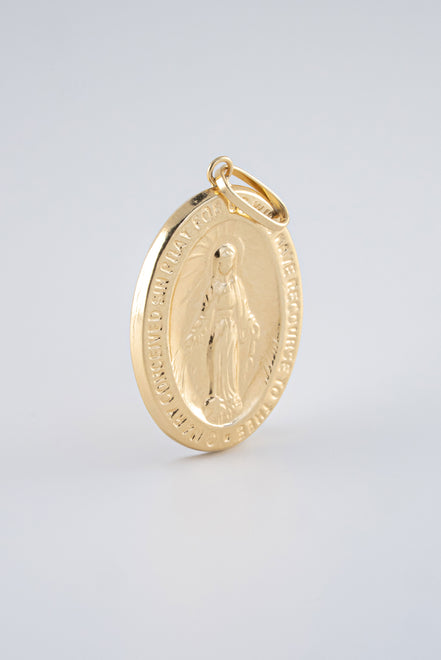 Dije Virgen Milagorsa Lisa Oro Amarilla 18 k /NA102 / M: 3.3 cms x 1,8 cms / P: 2,1 gr
