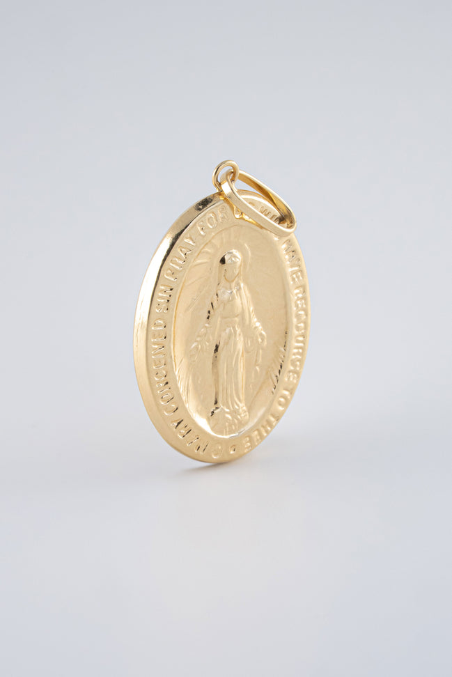Dije Virgen Milagorsa Lisa Oro Amarilla 18 k /NA102 / M: 3.3 cms x 1,8 cms / P: 2,1 gr