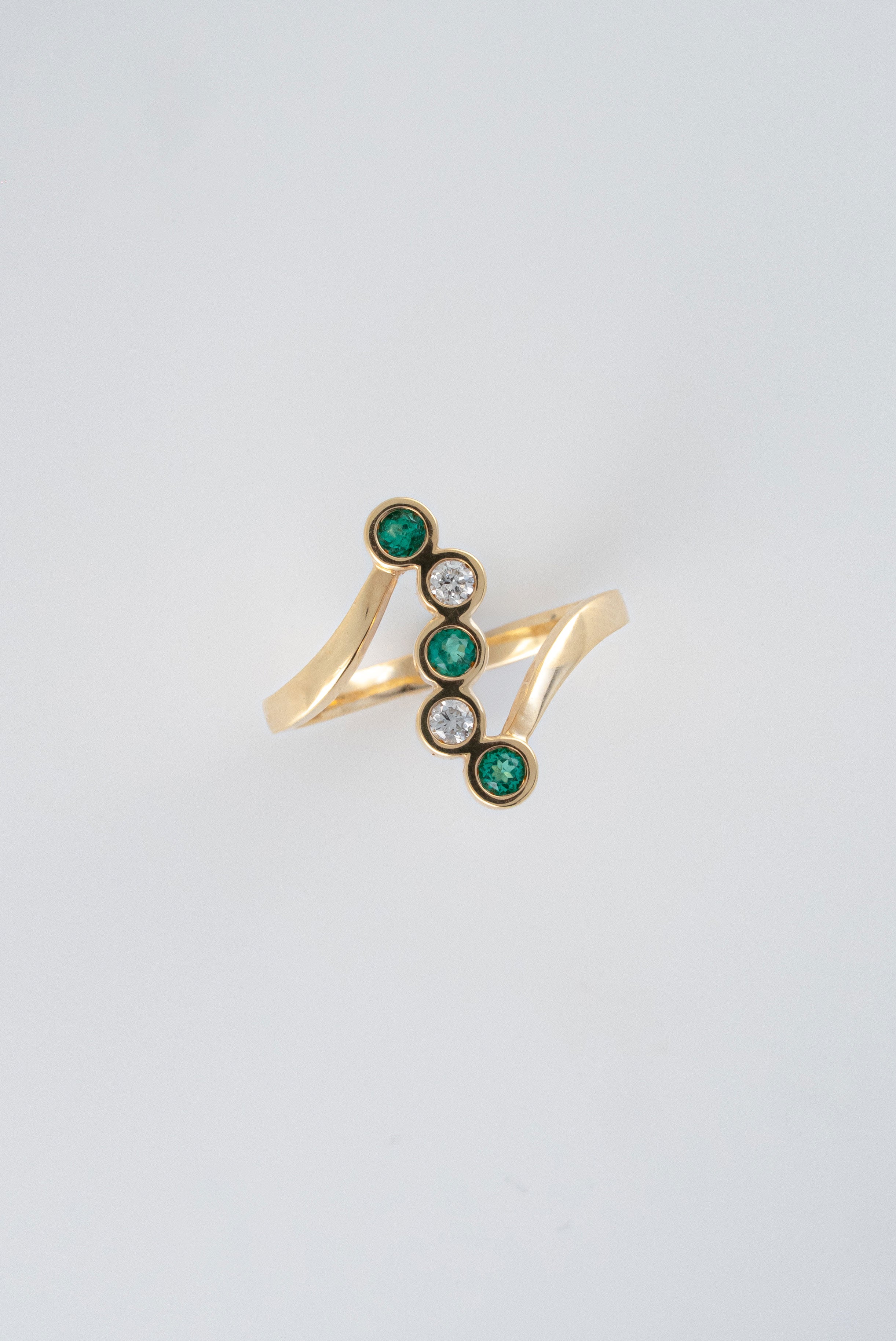 Anillo Esmeralda y Diamantes Oro Amarillo 18k /AED37/ T: 6 / E:0.13 quilates - D:0.07 quilates