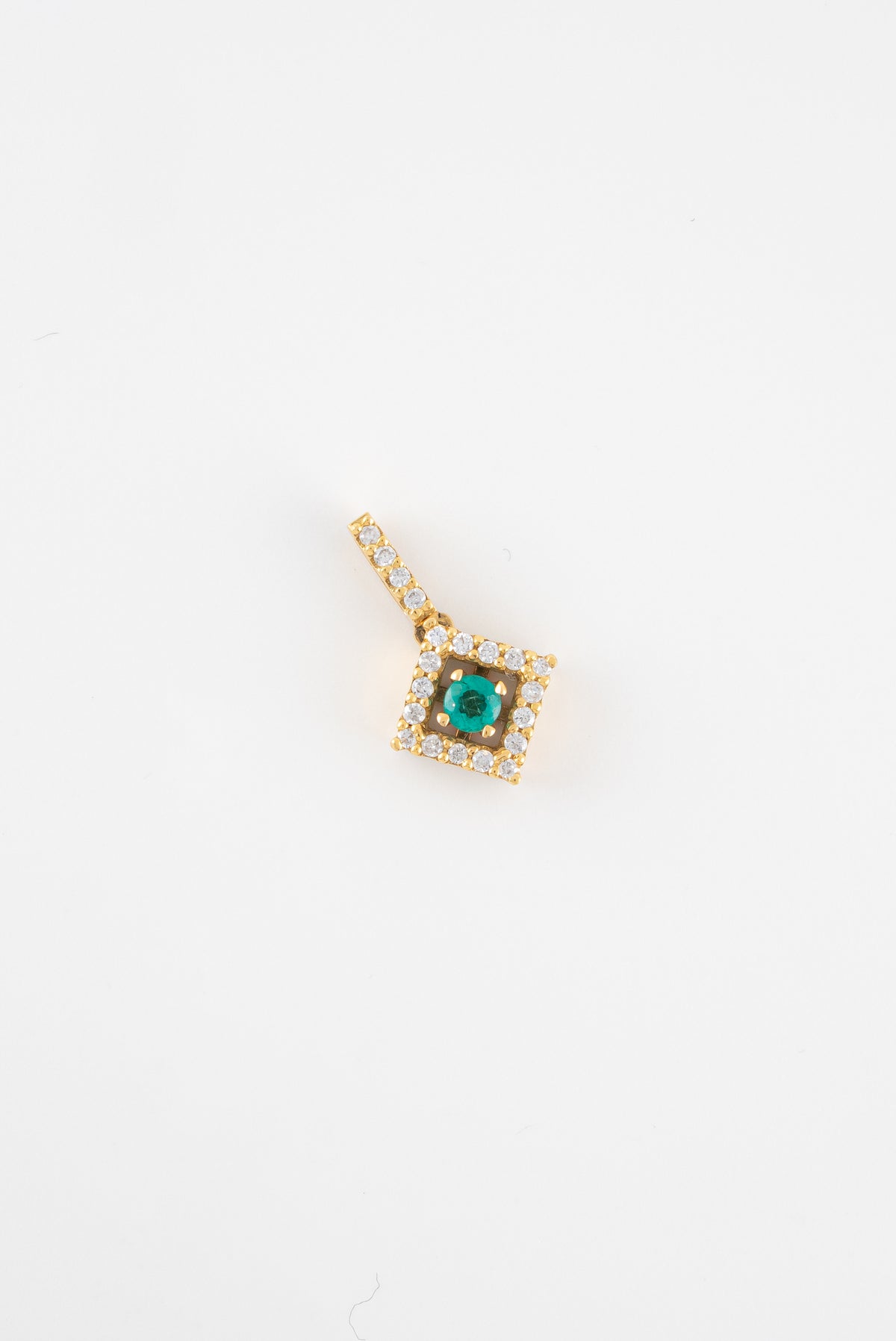 Dije Rombo Esmeraldas y Diamantes Oro Amarillo 18 k /DED19/ M: 1,5 cms x 1,8 cms