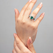 Anillo Elen Esmeraldas y Diamantes 18k oro blanco/  Talla: 6 EG: 1.83 QTS - D:0,21 QTS Nacional