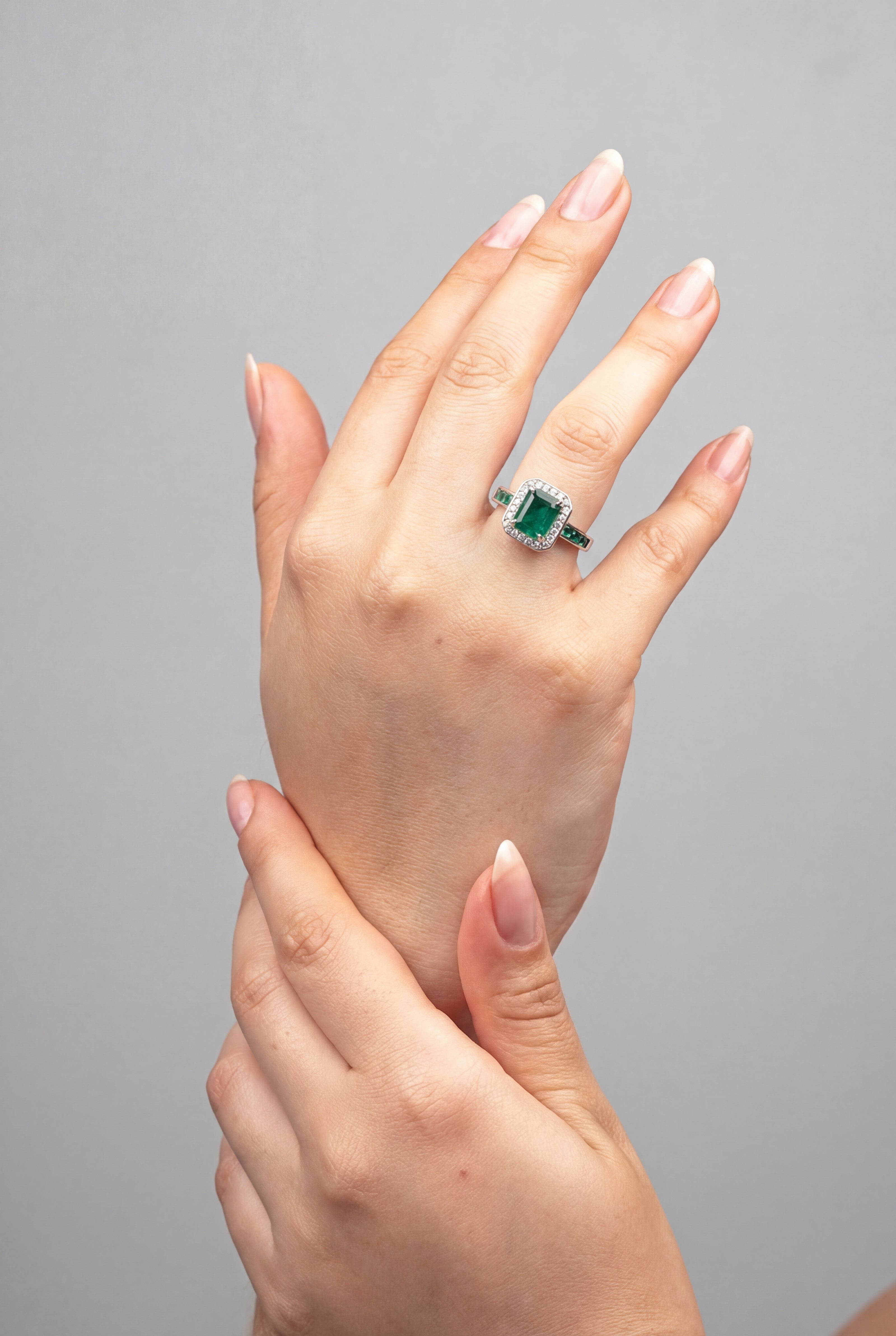 Anillo Elen Esmeraldas y Diamantes 18k oro blanco/  Talla: 6 EG: 1.83 QTS - D:0,21 QTS Nacional