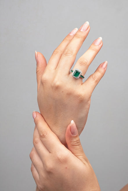 Anillo Elen Esmeraldas y Diamantes 18k oro blanco/  Talla: 6 EG: 1.83 QTS - D:0,21 QTS Nacional