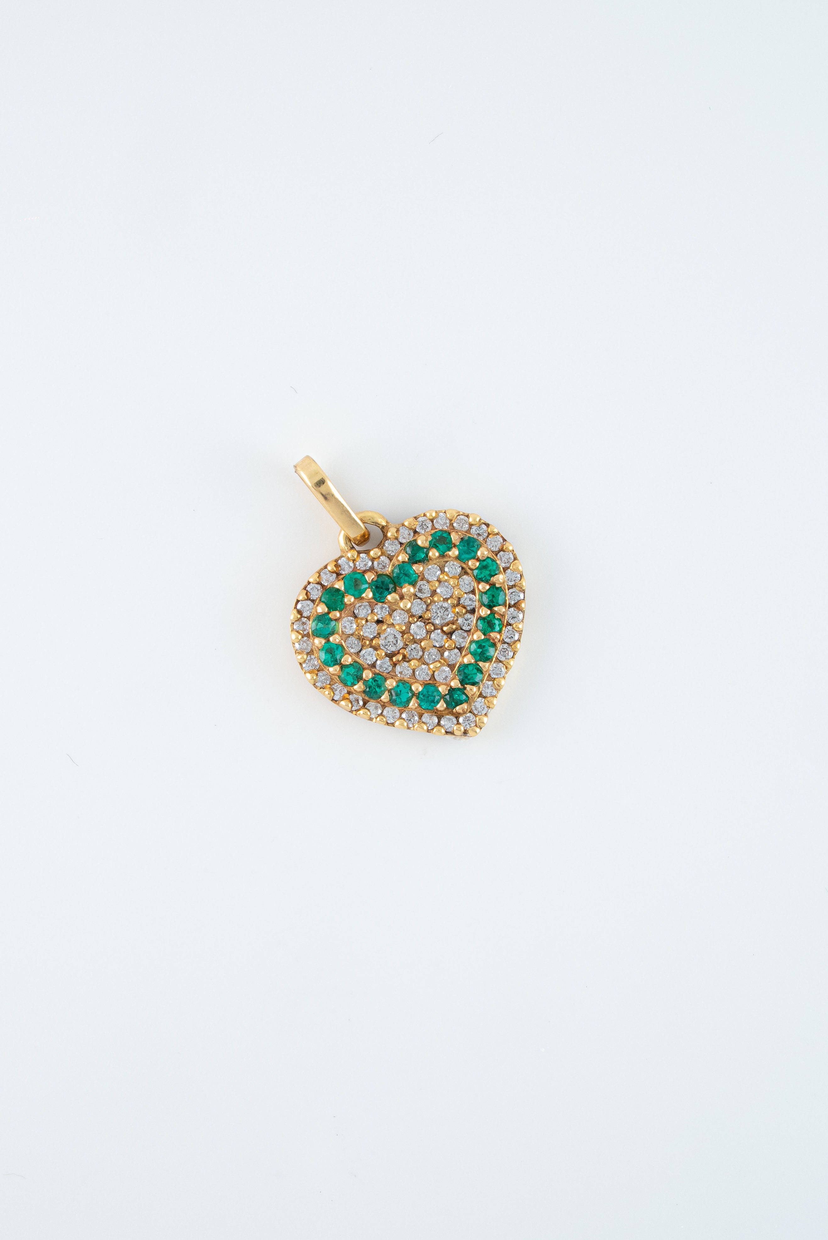 Dije Corazon Esmeraldas y Diamantes Oro Amarillo 18k /DED07 / M: 2 cms x 1,5 cms