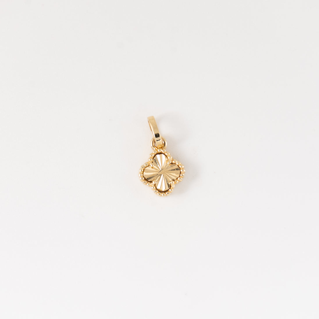 Dije Trebol Diamantado Oro Amarillo 18k / NA102 / M: 1.5 cms x 0.8 mm / P: 0.8 gr