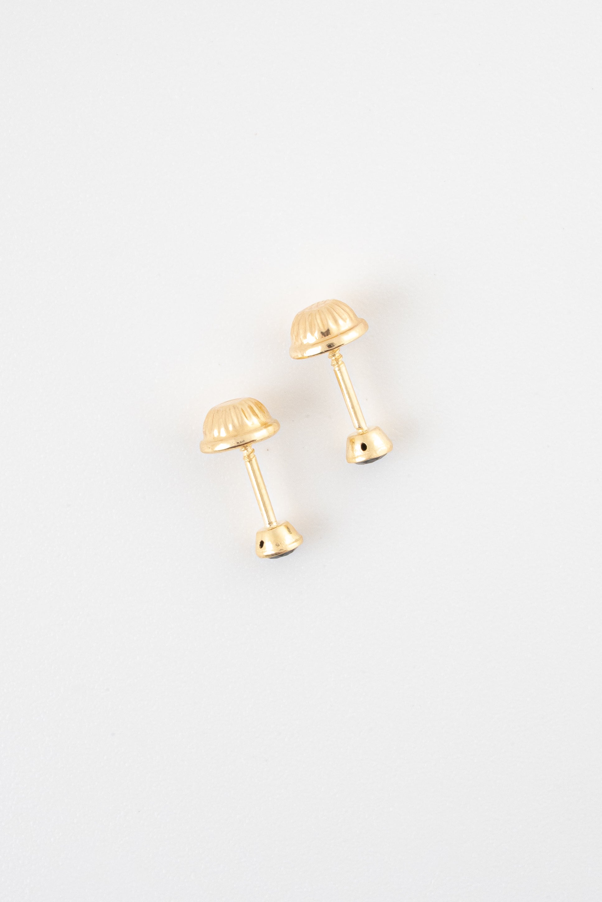 Topos Bisel Circon Negro Oro Amarillo 18k / NA15 / 3 mm x 3 mm  / P: 0,5 gr