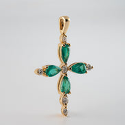 Dije Cruz Esmeralda y Diamantes Oro Amarillo 18k / DED51 / E:1,14 quilates D:0.26 quilates / M: 3,5 cms x 2,3 cms