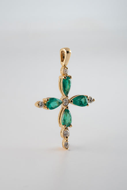 Dije Cruz Esmeralda y Diamantes Oro Amarillo 18k / DED51 / E:1,14 quilates D:0.26 quilates / M: 3,5 cms x 2,3 cms