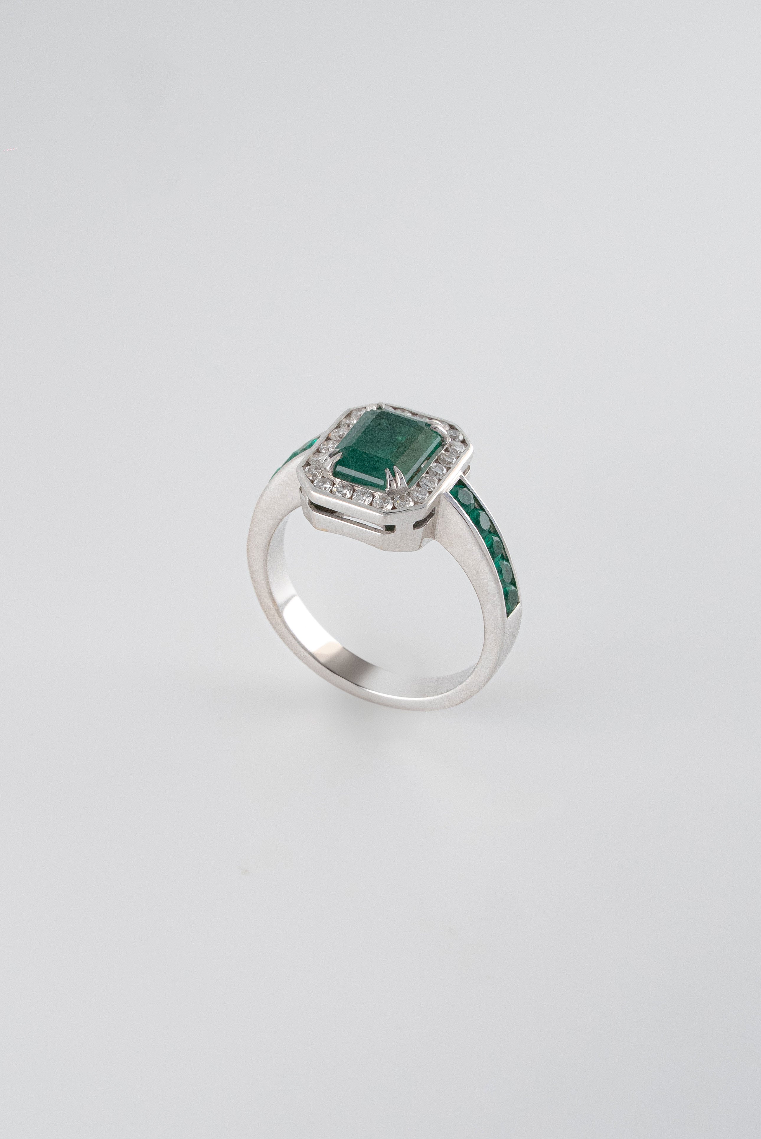 Anillo Elen Esmeraldas y Diamantes 18k oro blanco/  Talla: 6 EG: 1.83 QTS - D:0,21 QTS Nacional