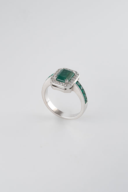 Anillo Elen Esmeraldas y Diamantes 18k oro blanco/  Talla: 6 EG: 1.83 QTS - D:0,21 QTS Nacional