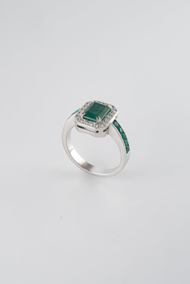 Anillo Elen Esmeraldas y Diamantes 18k oro blanco/  Talla: 6 EG: 1.83 QTS - D:0,21 QTS Nacional