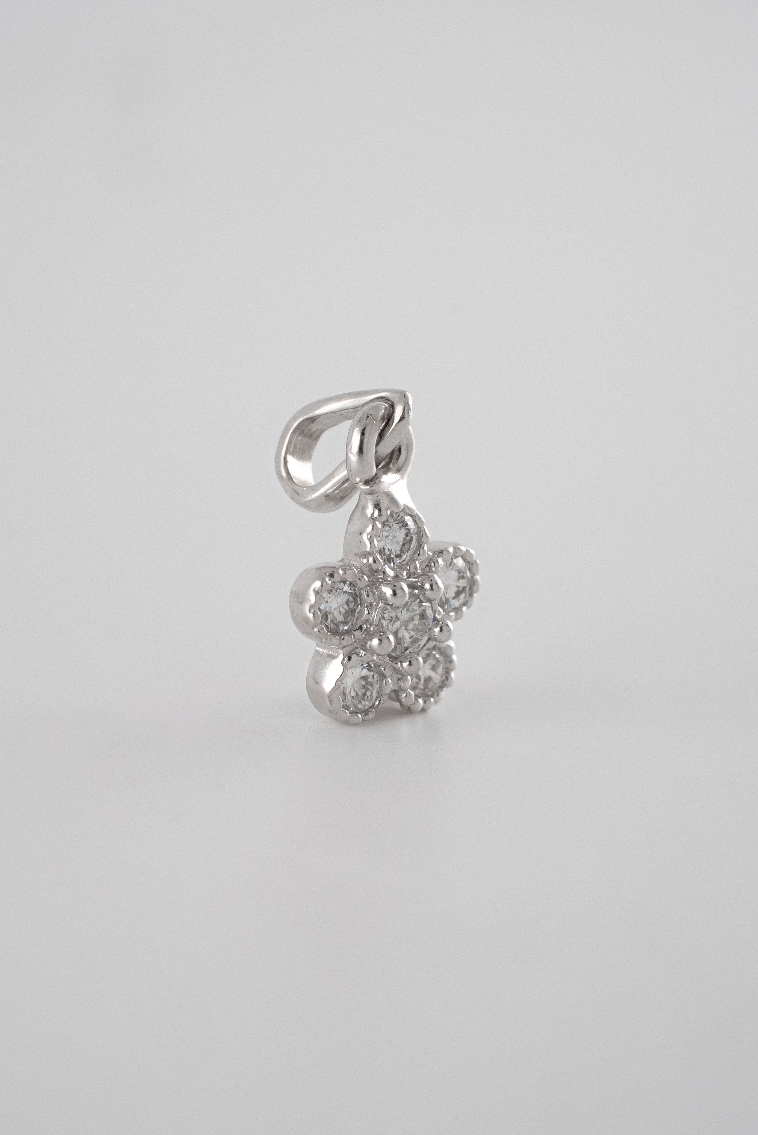 Dije Flor Diamantes Oro Blanco 18k / DD25 / M: 1,5 cms x 1,8 cms