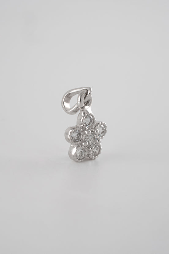 Dije Flor Diamantes Oro Blanco 18k / DD25 / M: 1,5 cms x 1,8 cms