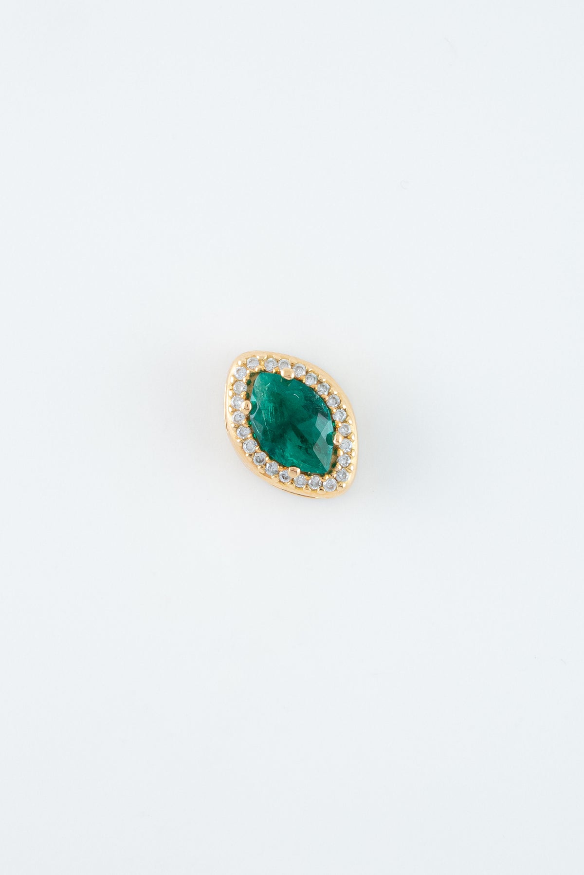 Dije Esmeralda Ovalada y Diamantes Oro Amarillo 18k / DED54 / E:0.60 quilates D:0,07 quilates / M: 1 cms x 8 mm